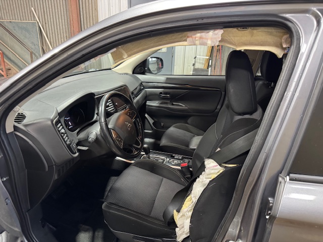 2019 MITSUBISHI OUTLANDER ES AWD - Image 9