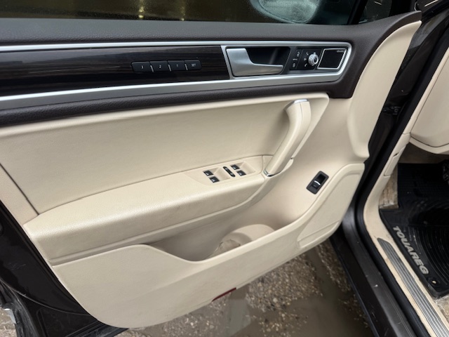 2017 VOLKSWAGEN TOUAREG - Image 11