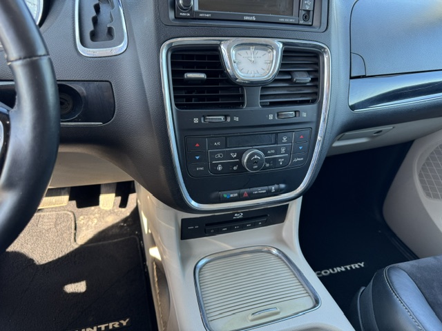2016 CHRYSLER TOWN AND COUNTRY - Image 16