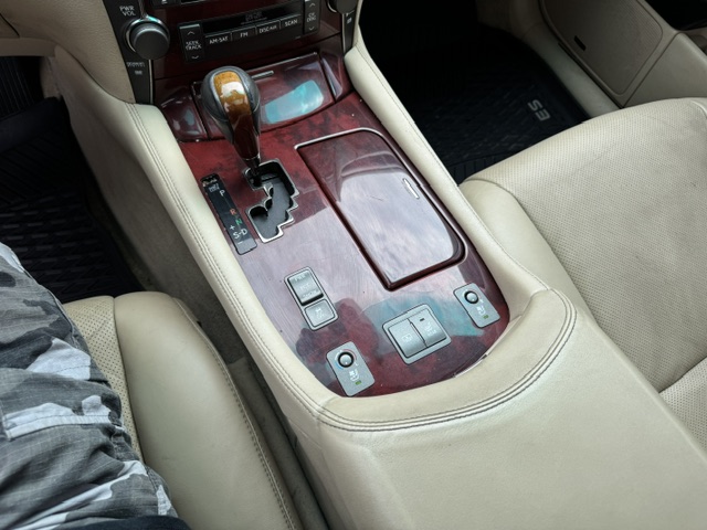 2007 LEXUS LS460 - Image 11