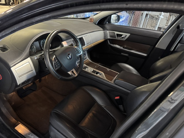 2015 JAGUAR XF - Image 11
