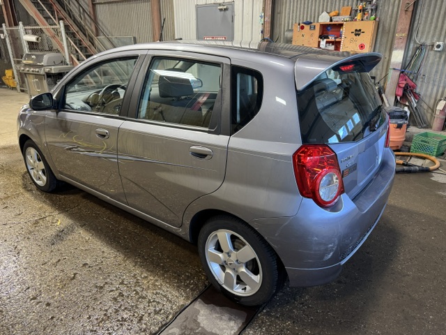 2009 PONTAIC WAVE 87,000 ORGINAL KMS - Image 4